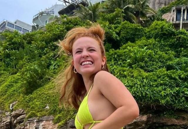 Larissa Manoela posa de biquíni para foto.