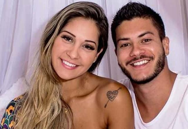 Maíra Cardi e Arthur Aguiar posam para foto.