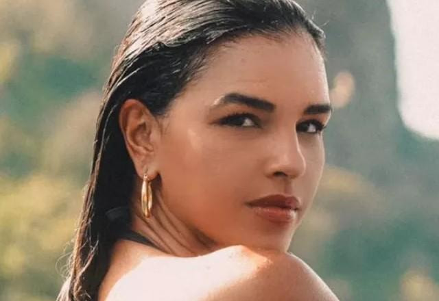 Mariana Rios posa para foto.