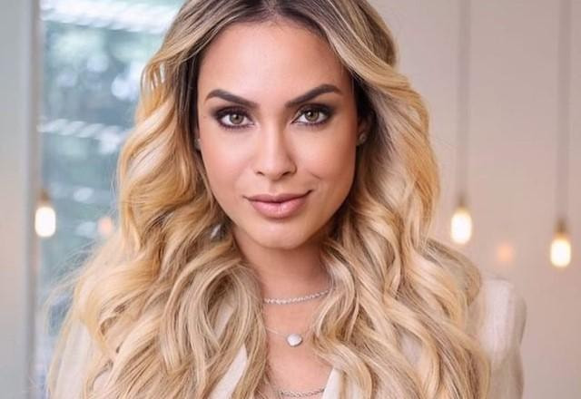 Sarah Andrade posa para foto com cara séria