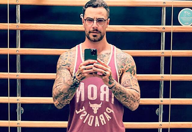felipe titto tira selfie em espelho da academia