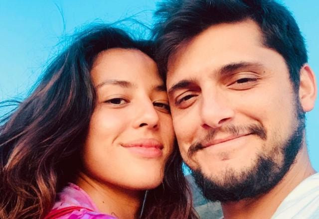 Yanna Lavigne abraçada com Bruno Gissoni