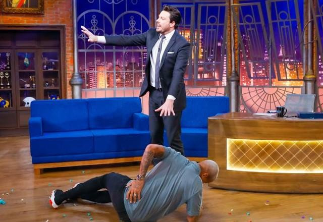 Danilo Gentili e Deyverson no palcoo do The Noite.