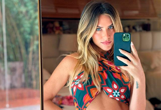 Giovanna Ewbank faz foto com celular no espelho