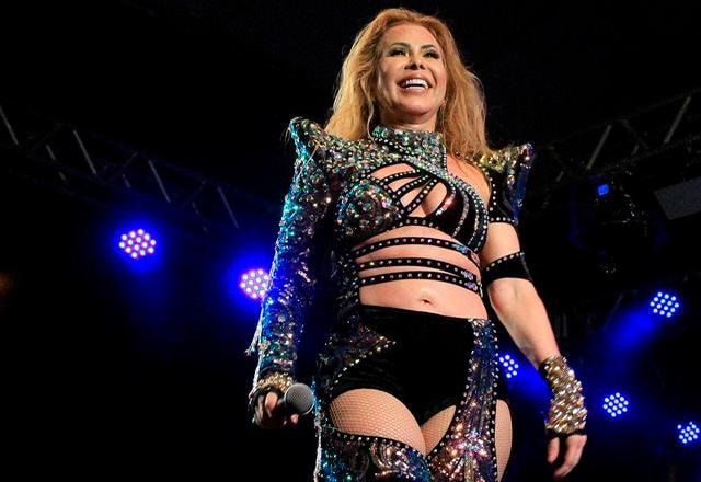 joelma no palco e com microfone na mão