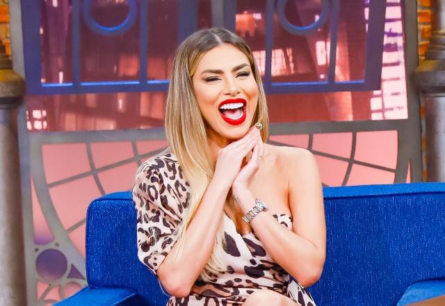 Erika Schneider  durante entrevista no The Noite.