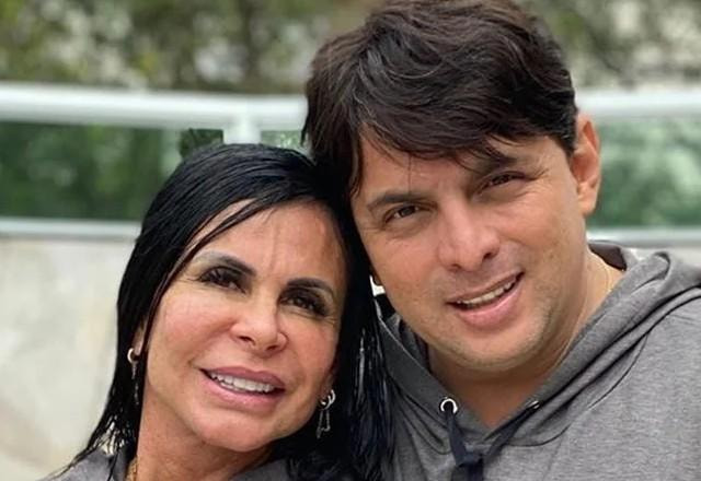 Gretchen  e Esdras de Souza posam juntos para foto.