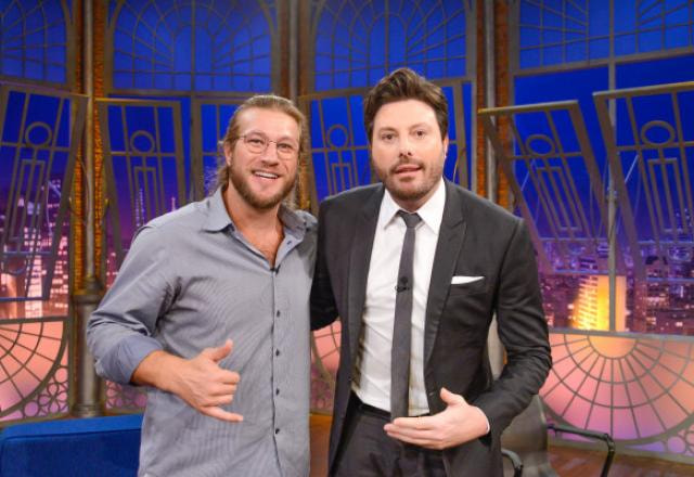 Diego Alemão e Danilo Gentili posam para foto juntos no palco do The Noite.