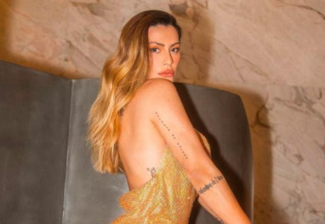 Cleo Pires posa em vestido dourado