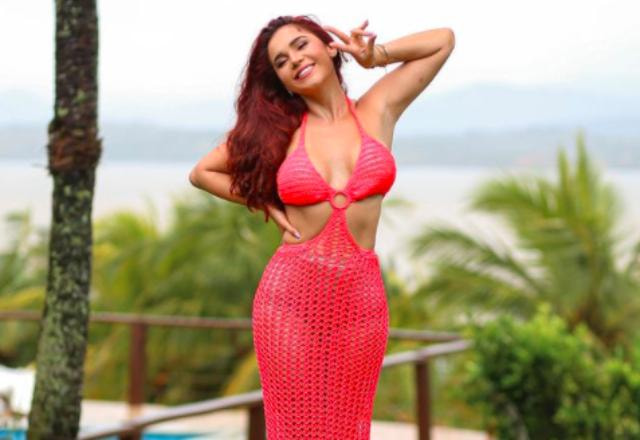 Gizelly Bicalho posa de tanga rosa
