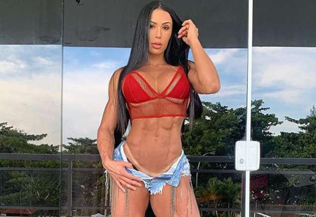 Gracyanne Barbosa posa para foto de shorts jeans e top vermelho