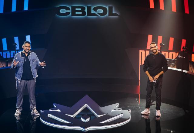 Foto dos casters Schaeppi e Takeshi na abertura do CBLOL 2022