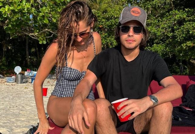 Filho de Faustão, João Guilherme Silva posa na praia ao lado da modelo Schynaider Moura