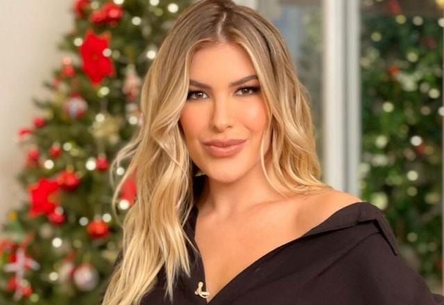 Lore Improta posa em frente a árvore de Natal