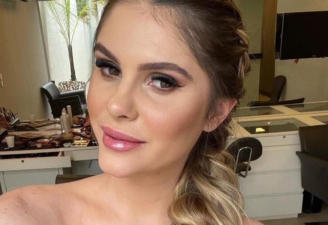 Bárbara Evans tira selfie com vestido rosa