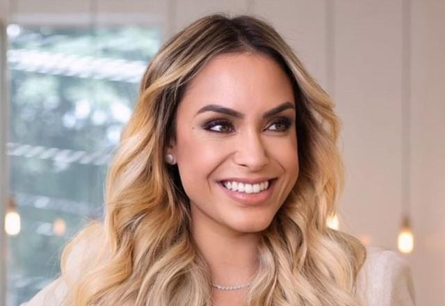 Ex-BBB Sarah Andrade posa sorrindo