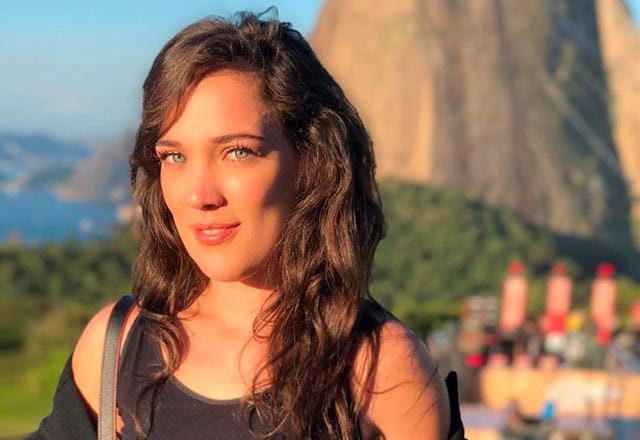 adrina birolli em frente ao pão de açúcar no rio de janeiro