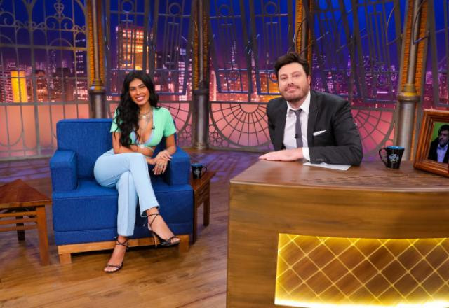 Pocah e Danilo Gentili posam para fotos no palco do The Noite.
