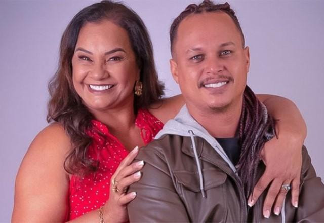 Solange Couto posa sorrindo ao lado do ex-marido, Jamerson Andrade