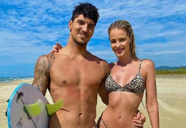 Gabriel Medina e Yasmin Brunet posam juntos na praia