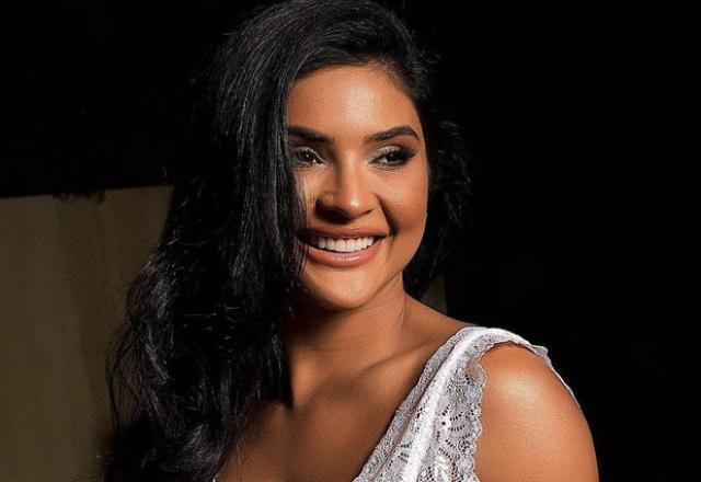 A influenciadora Mileide Mihaile posa sorrindo