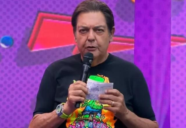 Faustão usando relógio de R$ 1,3 milhão durante apresentação de programa