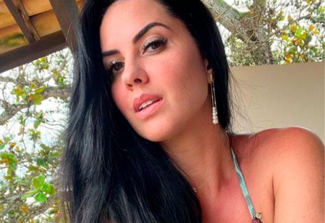 graciele lacerda tira selfie com cara seduzente