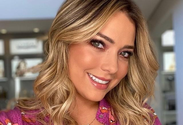 Carol Dantas sorri para a foto