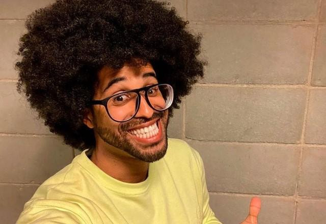 Luciano Estevan posa sorrindo após saída do BBB22