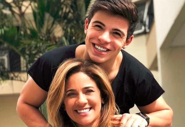 Thomaz Costa e Luciana posam sorrindo para a foto