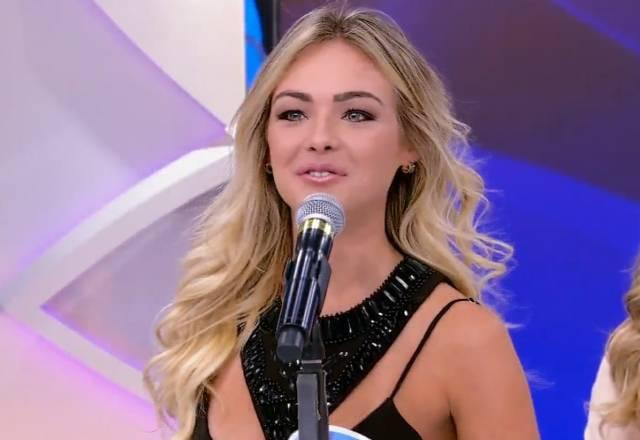 Bárbara Heck, atual participante do BBB22, no palco do Programa Silvio Santos