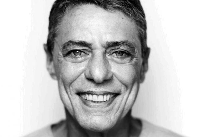 Chico Buarque segurando camiseta