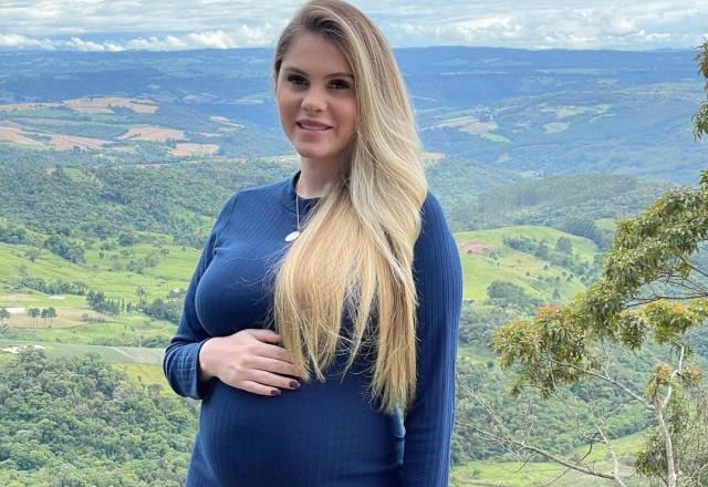 Bárbara Evans posa com vestido azul e exibe barriga de grávida