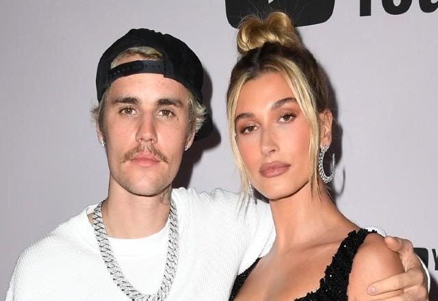 hailey bieber e justin bieber abraçados