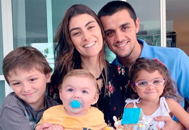 felipe simas, os três filhos e a esposa mariana uhlmann