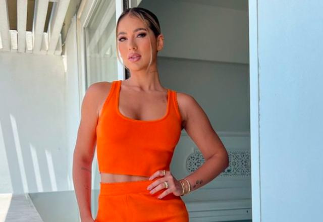 Virginia Fonseca posa de vestido laranja