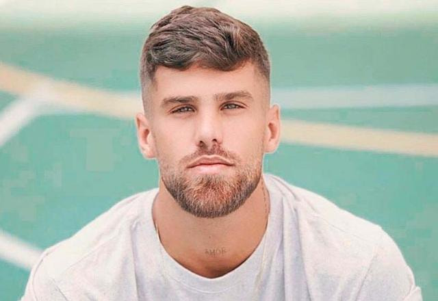 O modelo Rodrigo Malafaia posa olhando fixo para a câmera