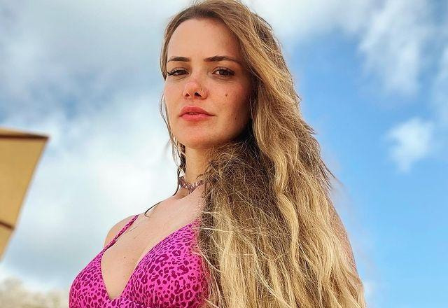 Marcela Mc Gowan posa de biquíni de oncinha rosa