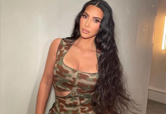 Kim Kardashian posa com macacão de estampa do exército