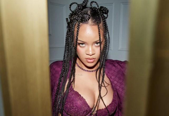 Rihanna posa com lingerie roxa de sua marca SavageXFenty