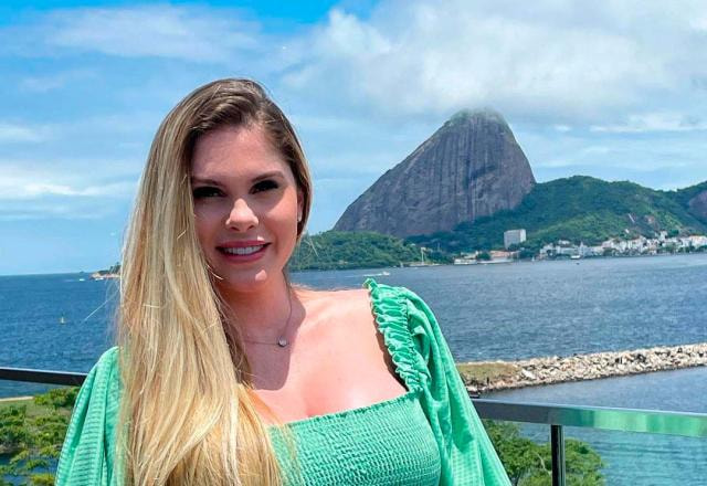 Bárbara Evans com o Cristo Redentor ao fundo