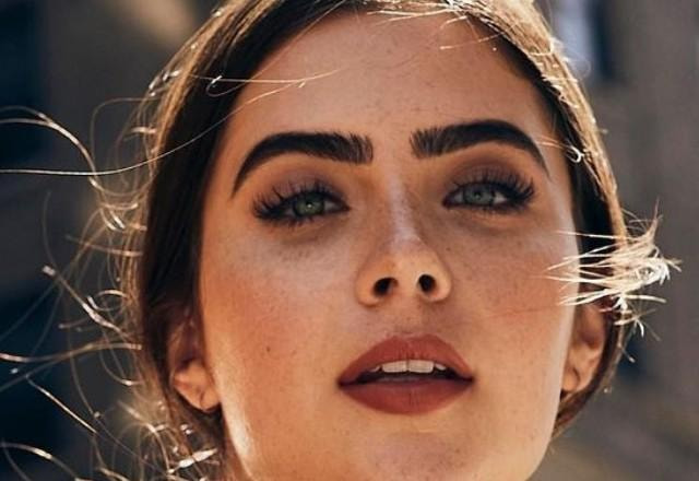 Jade Picon posa para foto com cara sedutora
