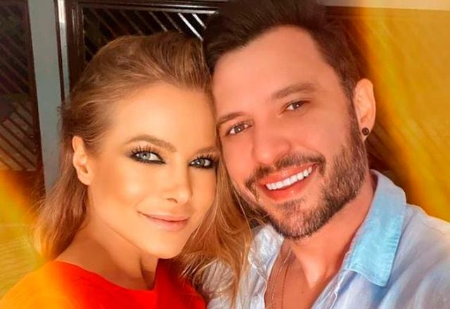 Jackeline Petkovic e Bruno Araújo posa juntinhos em casamento