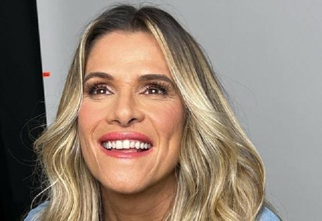 Ingrid Guimarães posa sorrindo para a câmera