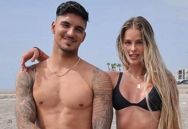 Yasmin Brunet e Gabriel Medina posam juntos na praia