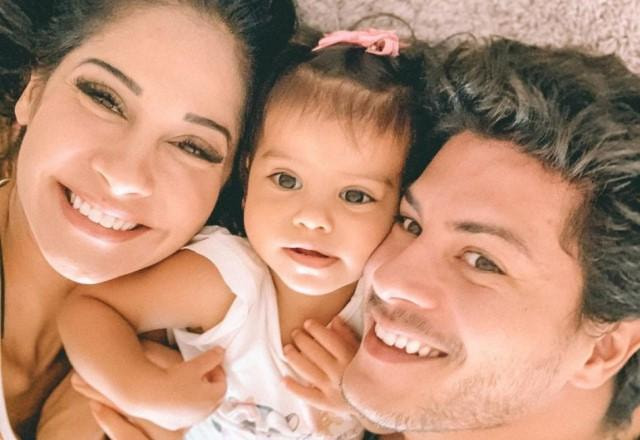 Maíra Cardi, Sophia e Arthur Aguiar posa juntos deitados