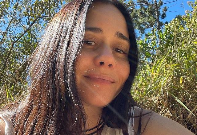 Alessandra Negrini tira selfie na natureza