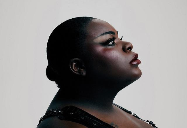 Jojo Todynho posa de lado e com cara séria em ensaio da  Harper's Bazaar Brasil