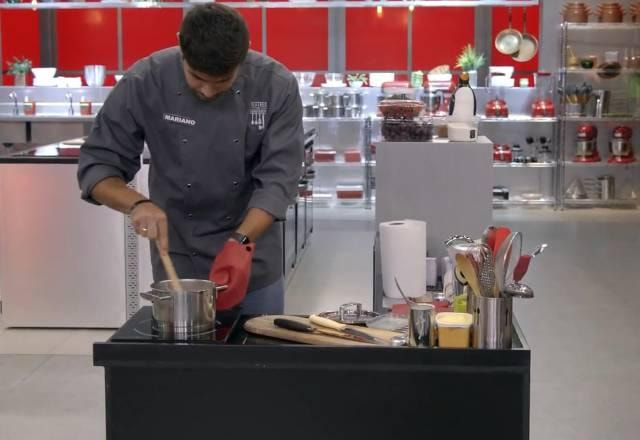 Mariano prepara receita em mini cozinha no Mestres da Sabotagem