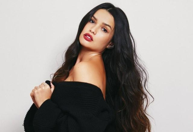 Juliette faz pose sensual com blusa de frio preta